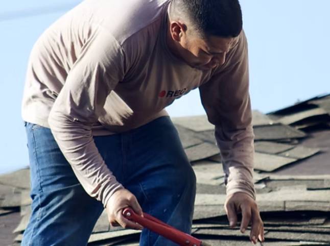 roofer-inspecting-roof