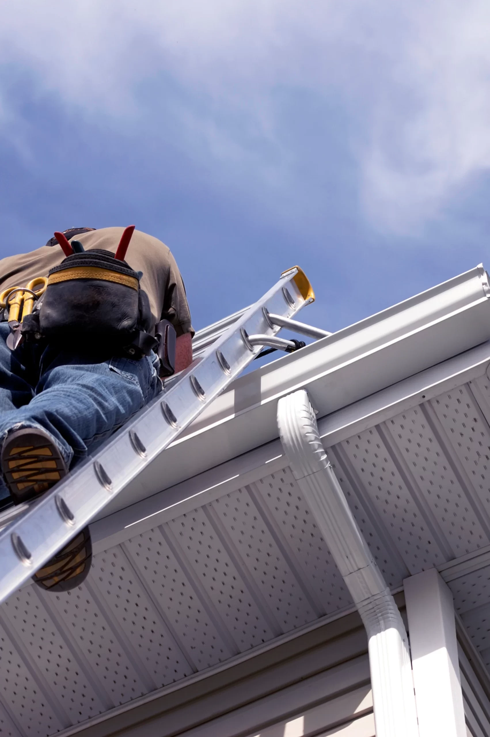 roofer-on-ladder-scaled