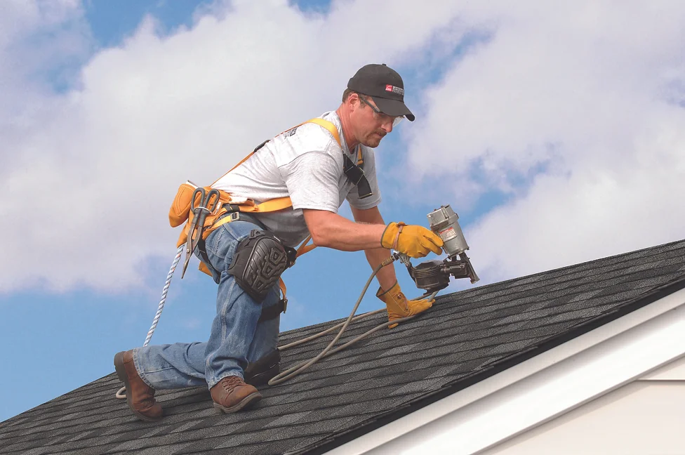 roofer-repairing-roof-4