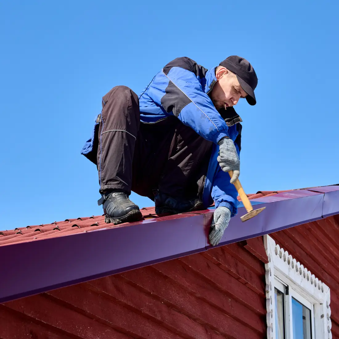 roofer-repairing-siding-in-westerville