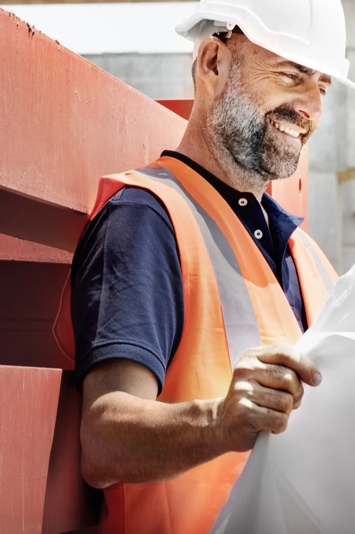 roofer-reviewing-document