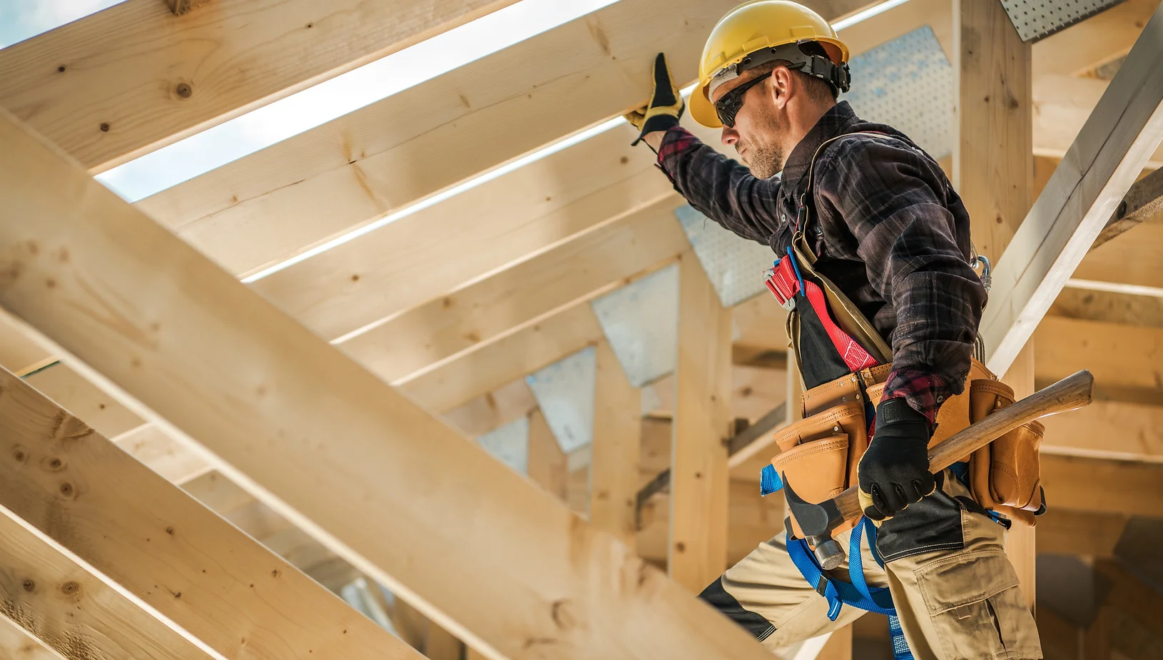 roofer-working-on-wooden-frame