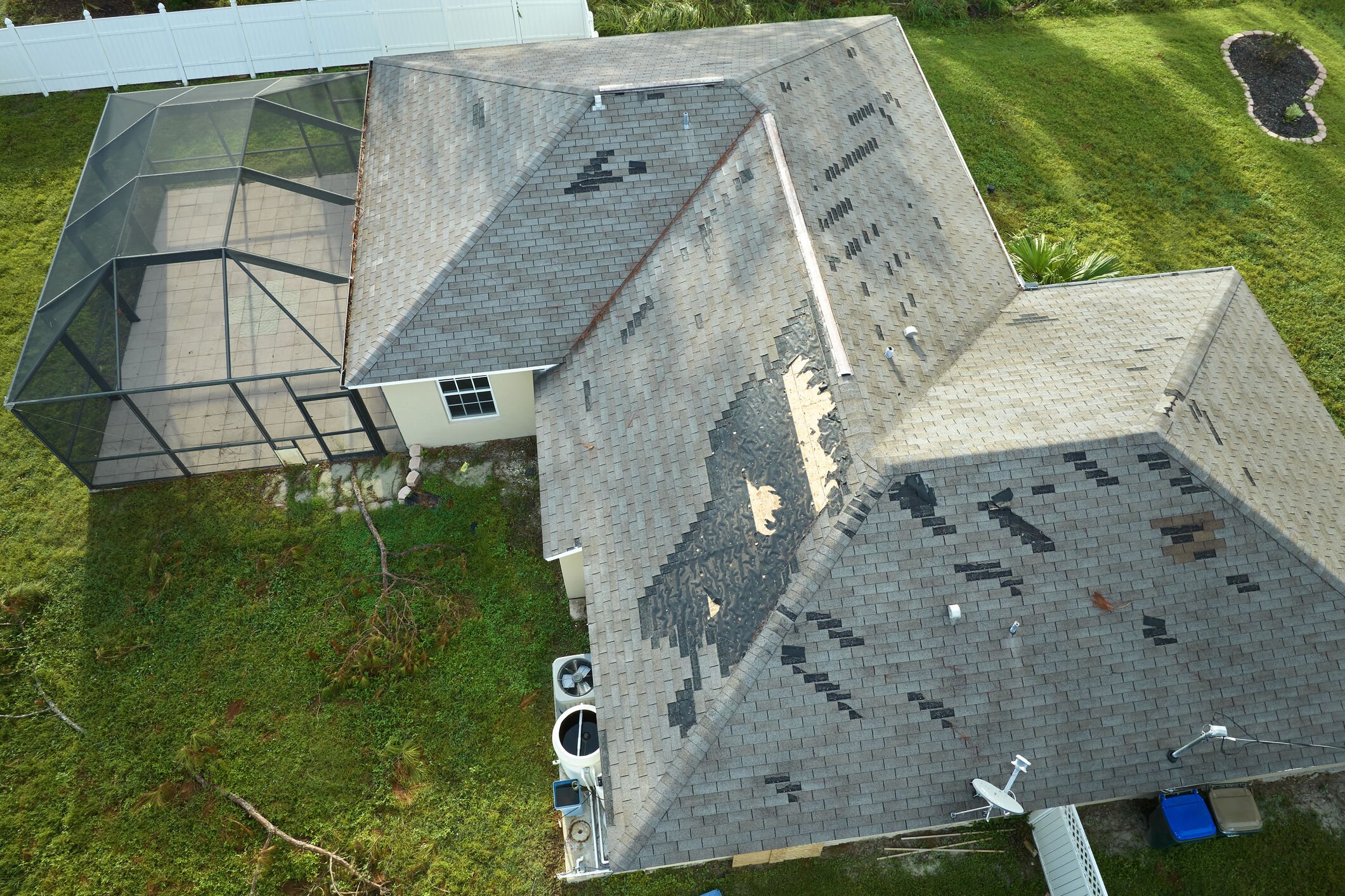 wind-damaged-house-with-missing-asphalr-shingles-after-hurricane-in-florida
